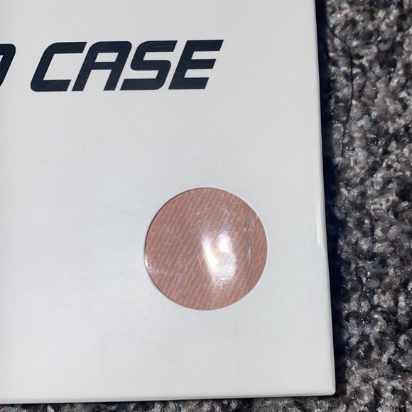 iPad 12.9 pro case. Case with wireless keyboard included. - Picture 8 of 9